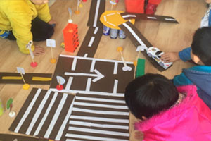 幼儿园建构区马路上的交通标志图片2张