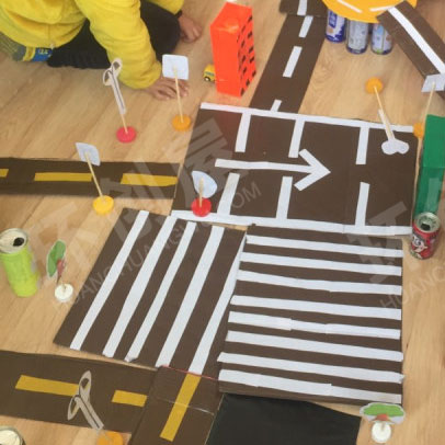 幼儿园建构区马路上的交通标志图片