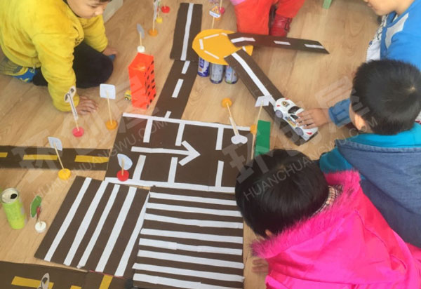 幼儿园建构区马路上的交通标志图片