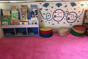 幼儿园阅读区书香阁图片2张