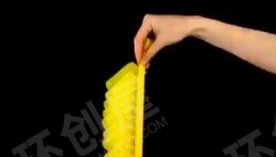 幼儿园美工区绚烂的皱纹纸花图片