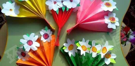 幼儿园美工区手工制作教师节美丽花图片