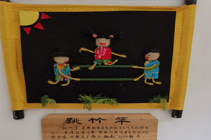 幼儿园走廊墙面民间游戏绳艺制作图片7张