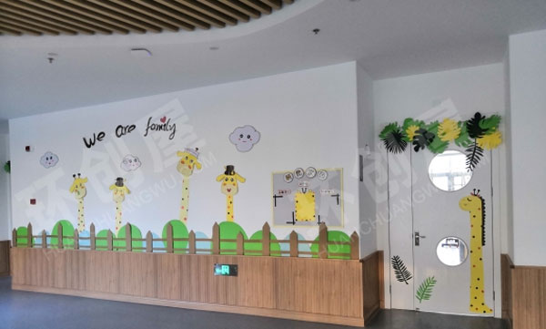 幼儿园长颈鹿风格春天门窗环创图片