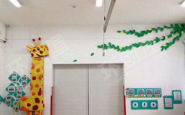 幼儿园门窗环创长颈鹿泡沫地垫图片