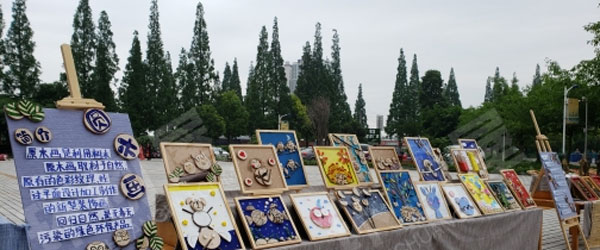 幼儿园圆木片贴画画框手工作品展图片