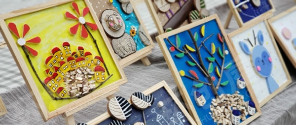 幼儿园圆木片贴画画框手工作品展图片