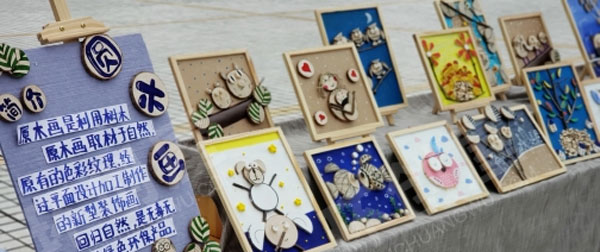 幼儿园圆木片贴画画框手工作品展图片