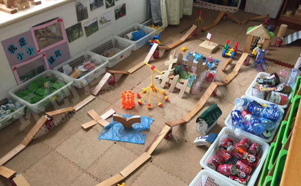 幼儿园环创建构区弯弯绕绕图片