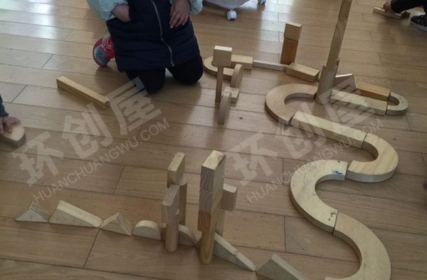 幼儿园环创建构区弯弯的小路图片