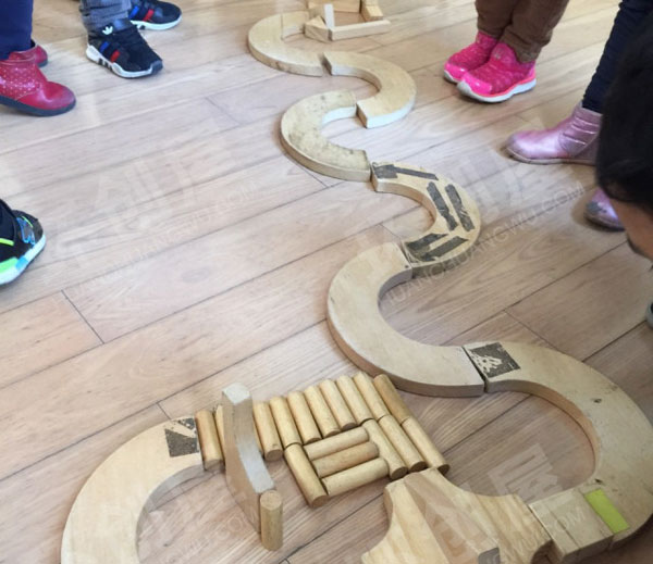 幼儿园环创建构区弯弯的小路图片