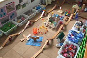 幼儿园环创建构区弯弯绕绕图片3张