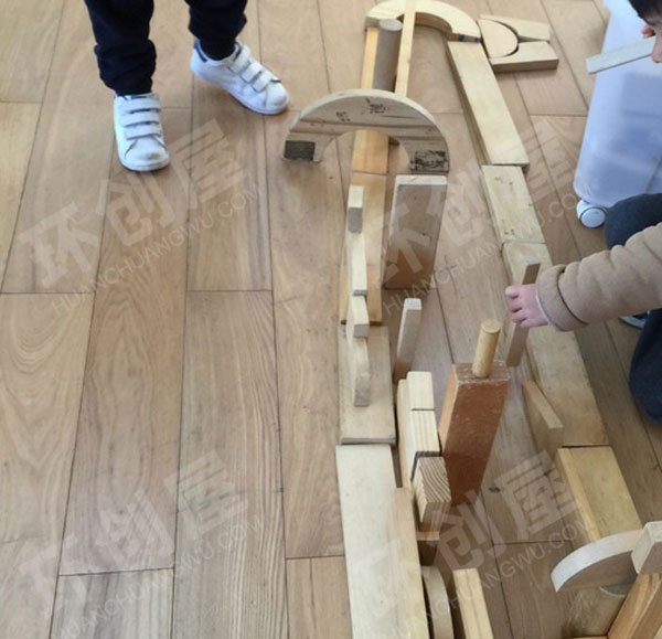 幼儿园环创建构区弯弯的小路图片
