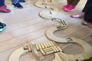 幼儿园环创建构区弯弯的小路图片3张