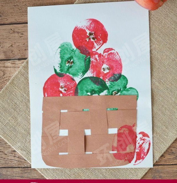 幼儿园美工区苹果拓印画图片
