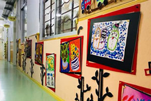 幼儿园走廊四季水粉画装饰图片2张