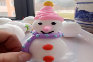幼儿园粘土制作小雪人作品展示图片6张