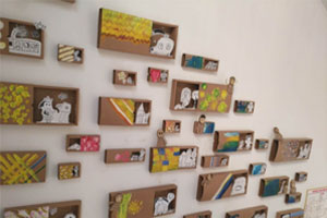幼儿园硬纸板创意画墙面作品展示图片9张