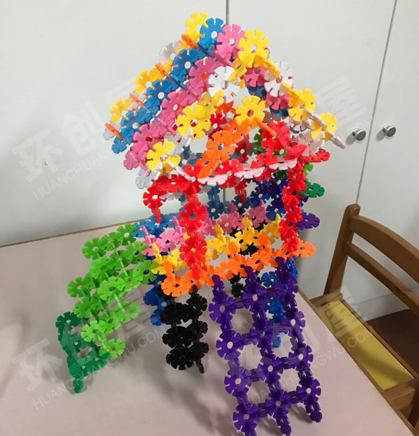 幼儿园建构区环创雪花片制作图片