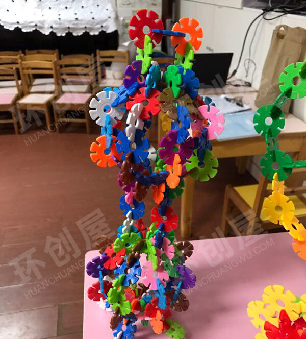 幼儿园建构区环创雪花片制作图片