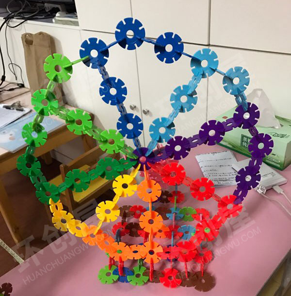 幼儿园建构区环创雪花片制作图片