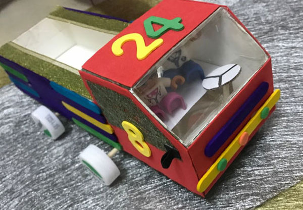 幼儿园建构区环创搭建小汽车图片