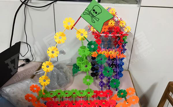 幼儿园建构区环创雪花片制作图片