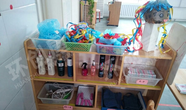 幼儿园理发店废物利用理发设施图片