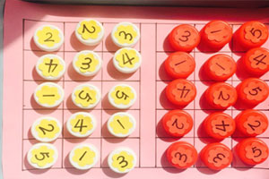 幼儿园益智区翻翻棋图片2张