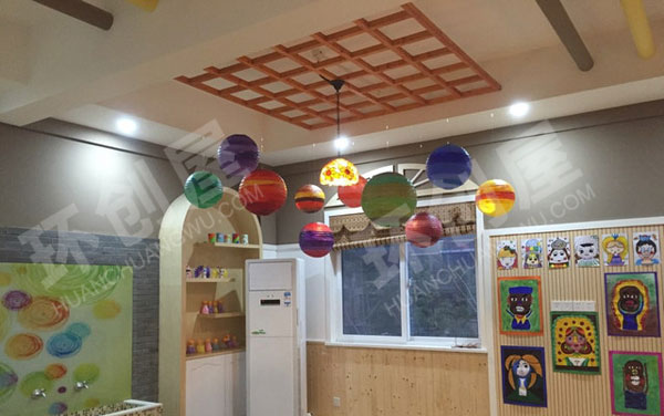 幼儿园美术室里的作品展示图片