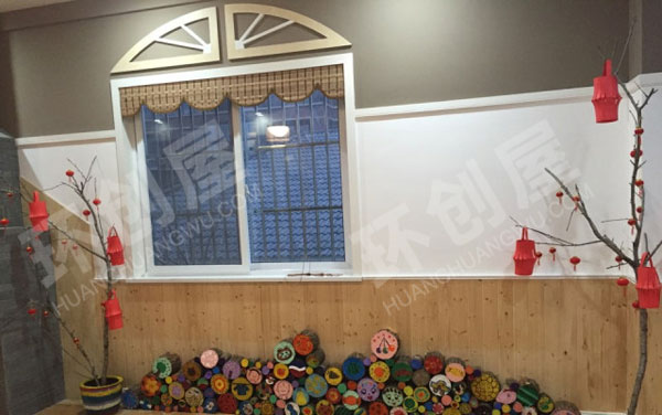 幼儿园美术室里的作品展示图片