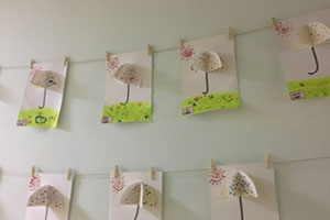 幼儿园小花伞作品展示墙图片2张