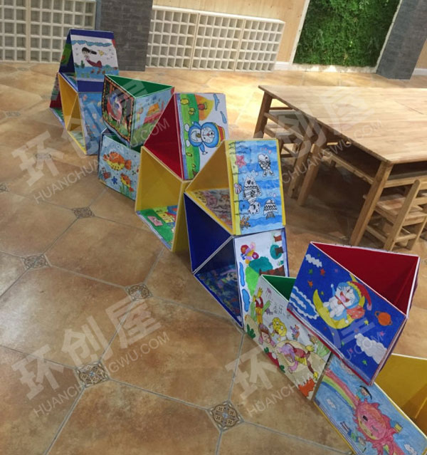 幼儿园美术室里的作品展示图片