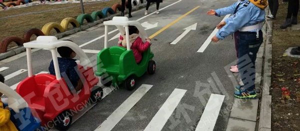 幼儿园户外自主游戏图片