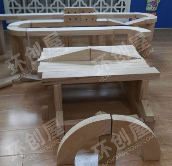 幼儿园建构区原木积木图片