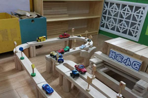 幼儿园建构区原木积木图片8张