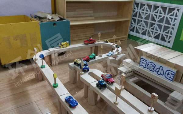 幼儿园建构区原木积木图片