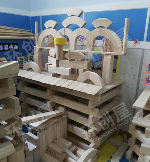 幼儿园建构区原木积木图片