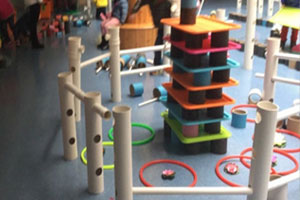 幼儿园建构区废物利用搭建图片4张