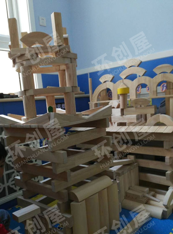幼儿园建构区原木积木图片