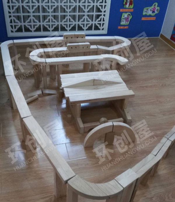 幼儿园建构区原木积木图片