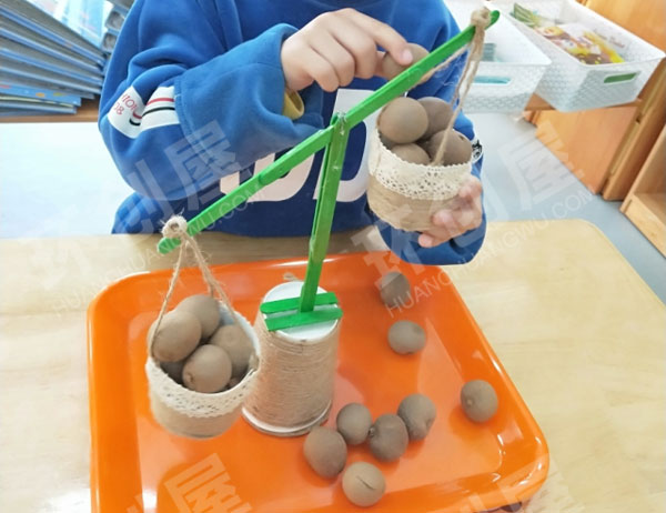 幼儿园科学区天平秤图片