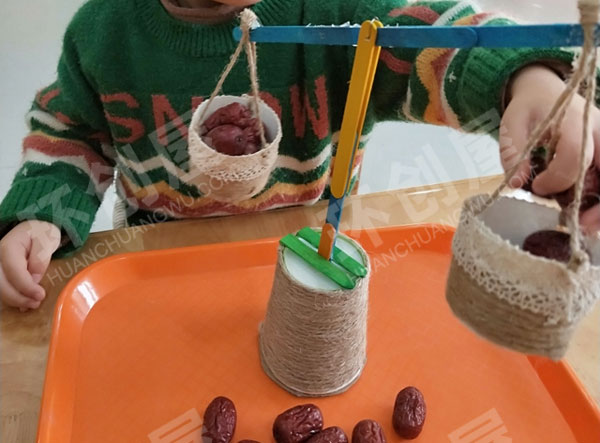 幼儿园科学区天平秤图片