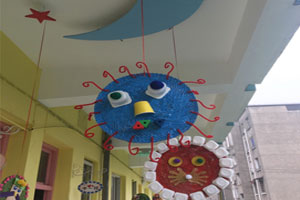 幼儿园走廊吊挂饰废物利用图片8张