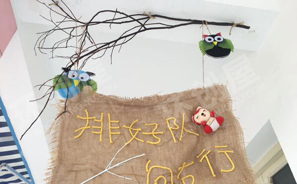 幼儿园走廊枯枝礼仪吊饰图片
