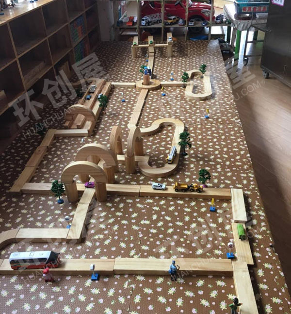 幼儿园建构区孩子们自由搭建的马路图片