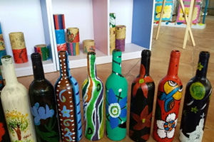 幼儿园美工区手绘酒瓶图片7张