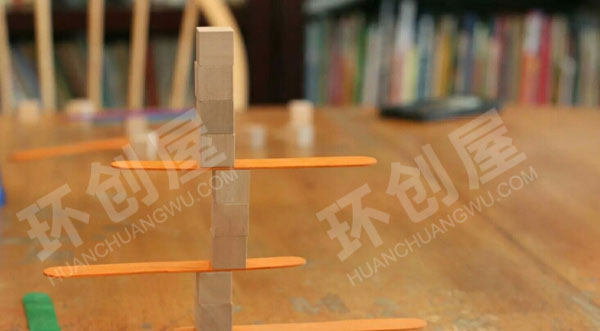 幼儿园益智区冰棍棒水杯制作平衡实验图片