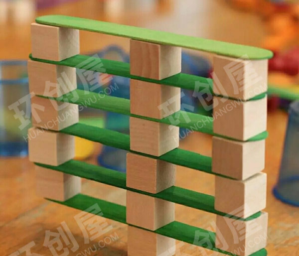 幼儿园益智区冰棍棒水杯制作平衡实验图片