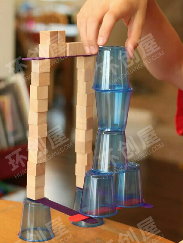 幼儿园益智区冰棍棒水杯制作平衡实验图片